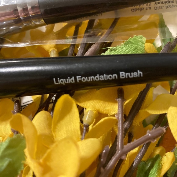 Brushes - Picture 3 of 10